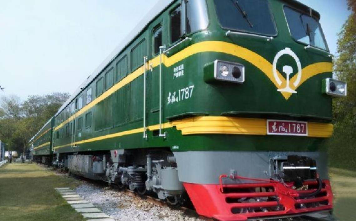 对于现在的很多年轻人来说,尝试一次绿皮火车上的盒饭,需要付出不小的