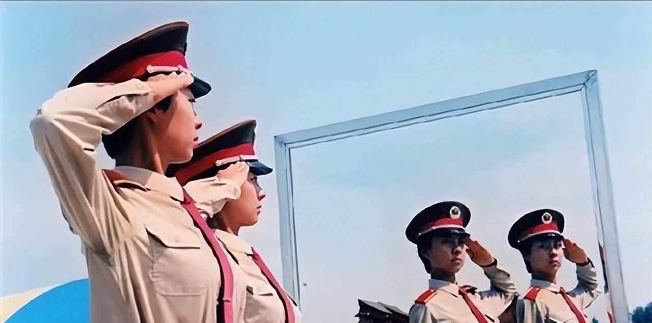 原创99年阅兵女兵方阵领队被称为最美双胞胎女兵姐妹花后来如何