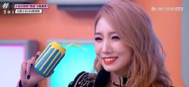 孟美岐做"翻阅文件"的公司白领状.