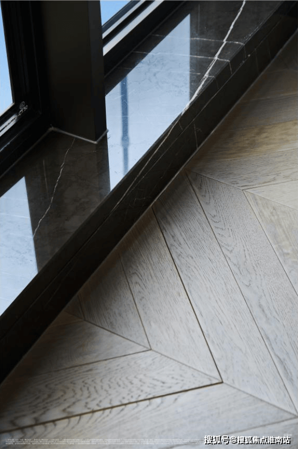 编辑落地窗下的窗槛为天然大理石,搭配精致的鱼骨拼地板,美观又有质感