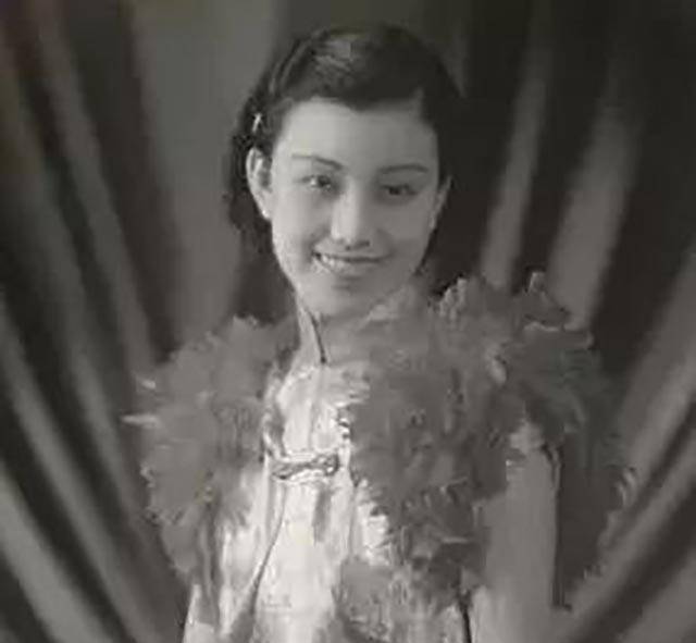 他历经三段婚姻,半生放荡不羁,隐藏身份归于平淡,却遭残忍杀害_郁达夫