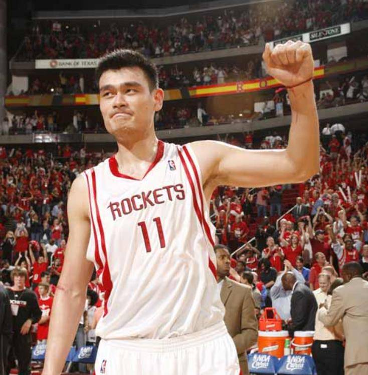 原创姚明前队友黄成义手术失败瘫痪在床古稀老母亲拾荒给他治病