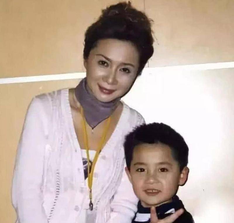 原创蔡明儿子丁丁曾是泰囧编剧36岁不婚父母为他欢喜为他忧