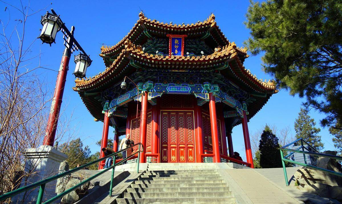 原创崇祯皇帝自缢处两块寒酸石碑一棵老歪脖子树充满了无尽悲壮