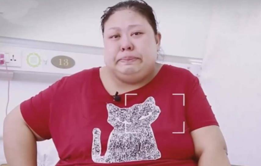 原创2017年320斤超重女子冒险产子4名医生合力扒开脂肪层抱出孩子