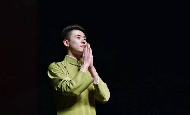 民族大义的歌曲,以前都是主流演员的专利,这次官方却跟张云雷这样一个