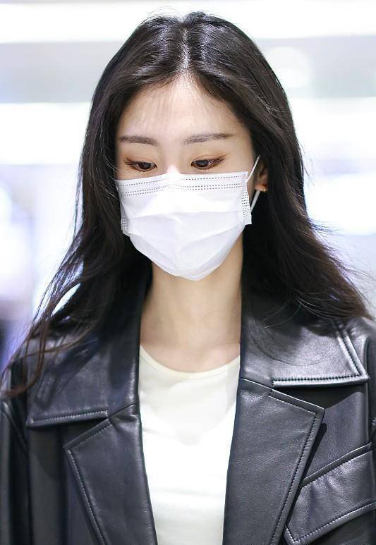 原创张碧晨的机场私服好显气质怼脸拍都不怕廓形皮衣真显个性