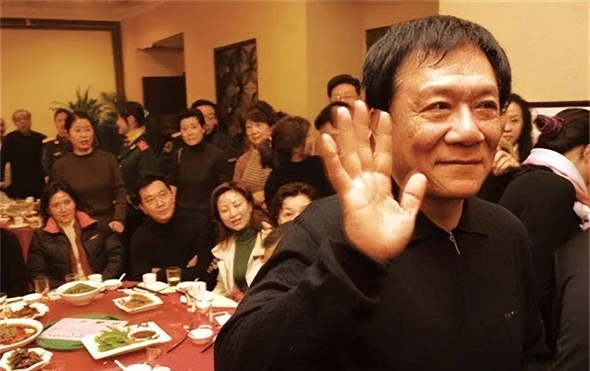 曾状告侯耀华,怨恨父亲14年,终究亲情战胜一切_郭德纲_遗产_玫瑰园