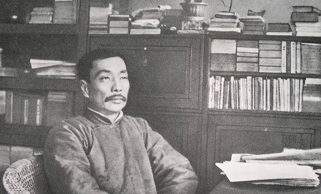 鲁迅是这些人中的代表人物,他首创用白话文来进行文学创作,使得白话