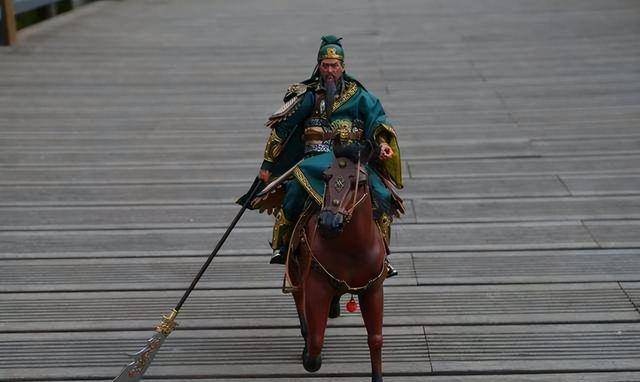 关羽的青龙偃月刀在其死后和赤兔马都被谁据为己有结果如何