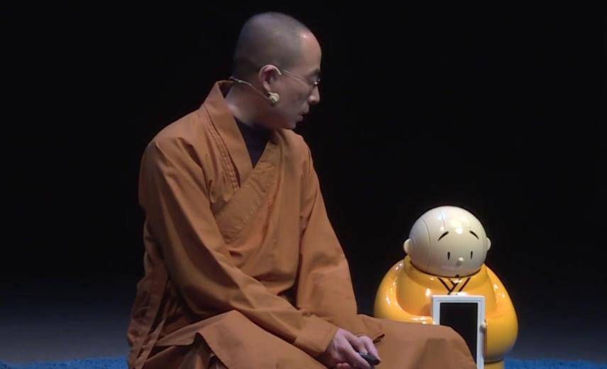 同一年的10月18日,第二代贤二机器僧和师父机器僧,还同时出现在世界