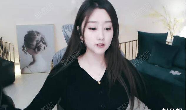 覃沐曦,艺名风小筝,1989年出生现年32岁,算是yy上第一批唱歌主播了.