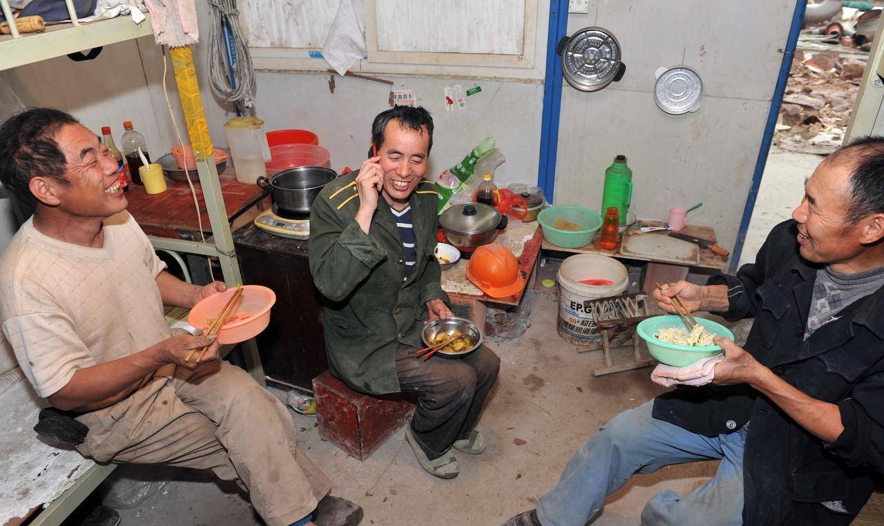 原创城市农民工工棚不求住好吃好只要能遮风挡雨就非常满足了