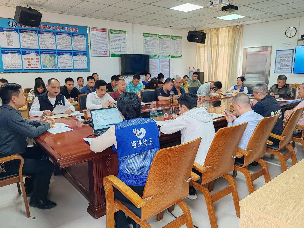 会议分成三大块进行,首先由马踏镇禁毒办主任曹辉宇宣读《电白区马踏