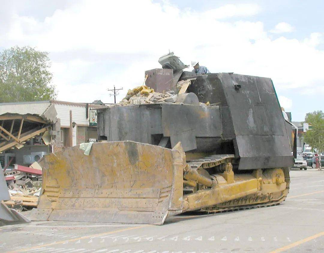 原创美国退伍军人被政府逼上绝路亲手打造一辆装甲车摧毁市政大楼