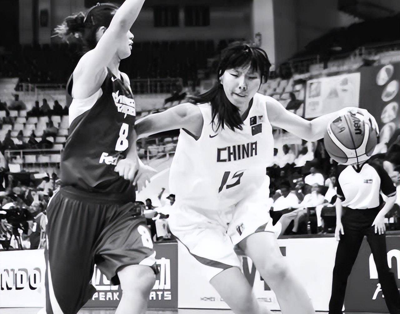 原创女巨人曾金莲高248米一顿吃2斤饭鞋穿60码遗体至今封存