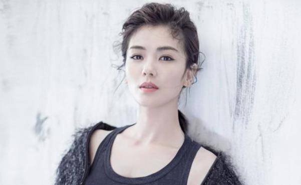 原创刘涛出镜人气破2千万倒立卖空上万裸钻却遭男助理抢镜