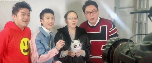 张一山身穿粉蓝色的牛仔外套,里面一件白色内搭,手里拿着话筒,宋丹丹