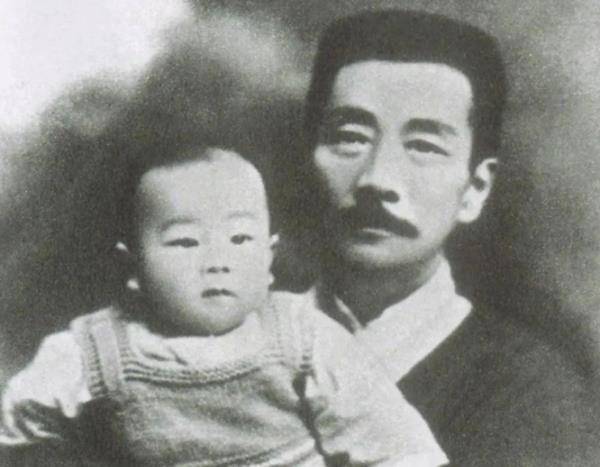 就拿周海婴来说,他出生的时候鲁迅已经年近半百,对他十分疼爱,在一定