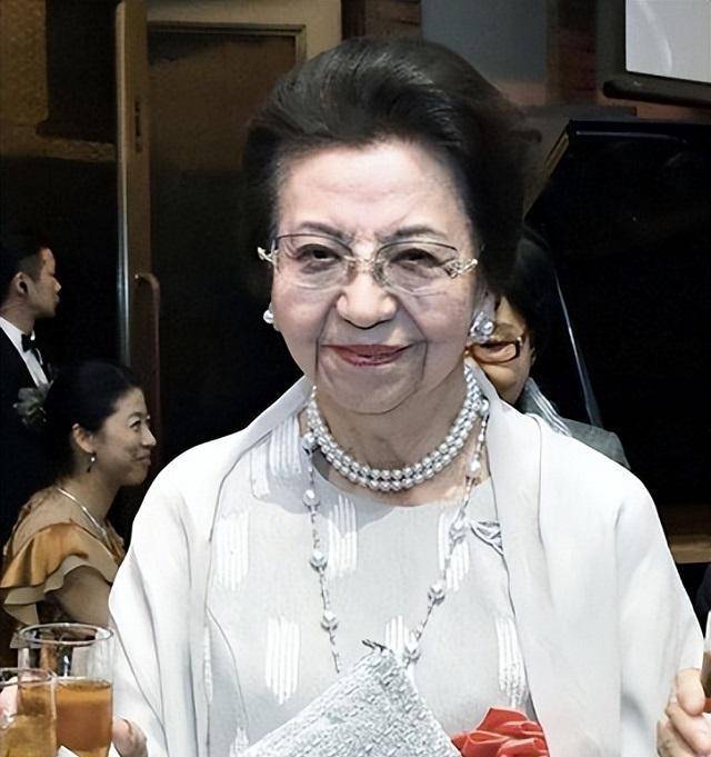 94岁的安倍洋子:丈夫67岁因癌去世,儿子安倍晋三67岁被当街枪杀