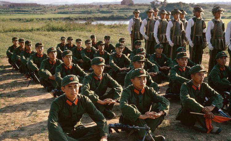 原创40年前身穿六五式军装的人们一身绿三片红一个词来形容帅气