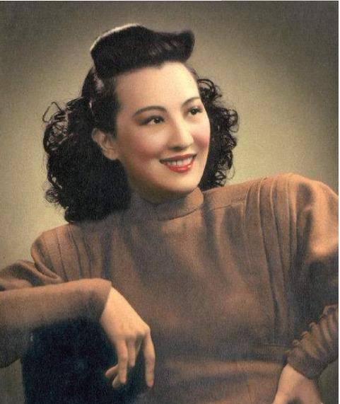 事业的辉煌和个人情感的坎坷曲折所形成的鲜明对比给了周璇精神世界不