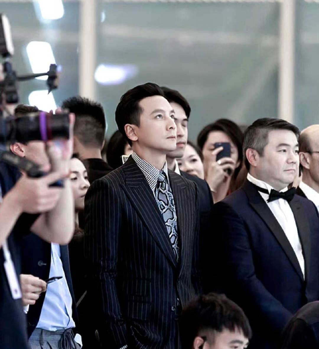 但每次自拍都不如他拍好看的吴彦祖,挂在社交平台上的与贾玲的合照,却