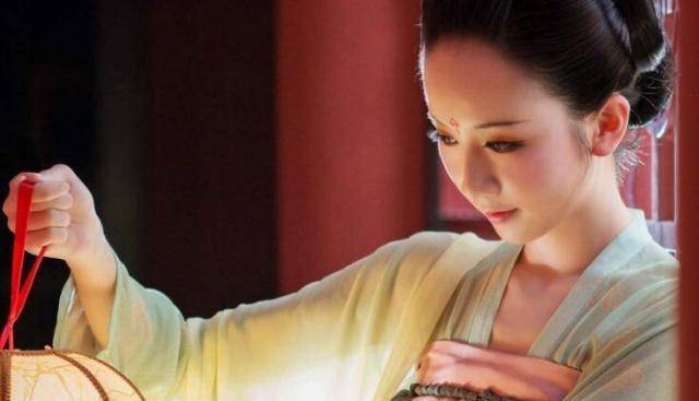 原创古代皇帝妃子穿着长袍在地上拖着为何不怕把衣服弄脏了