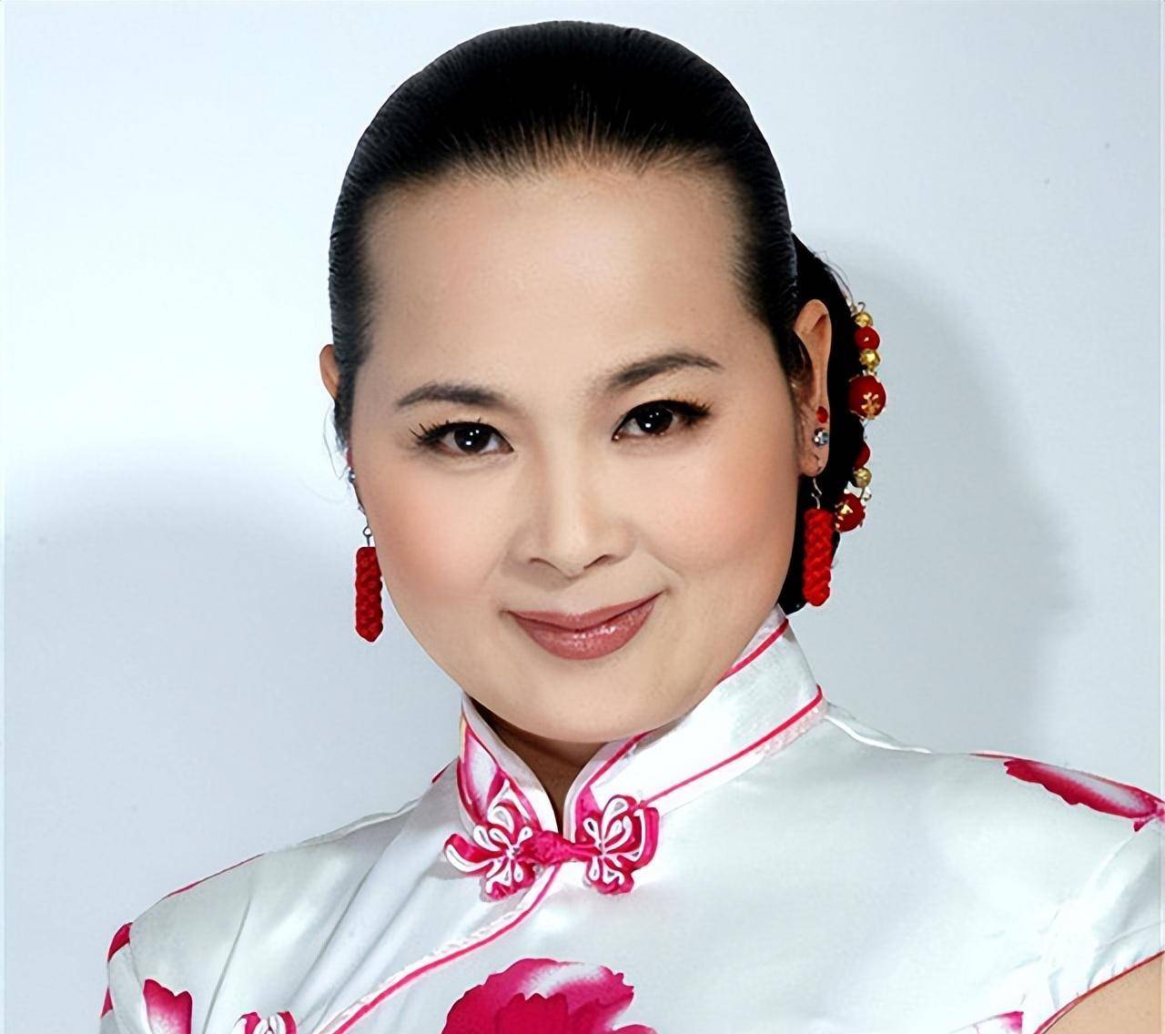 压轴的节目是由当时比较出名的"媛凤"来表演的,这是一名在地方上名气