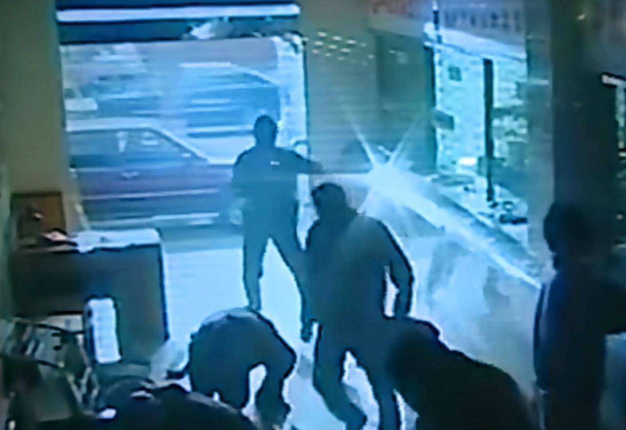 原创2000年抢劫银行200万惊动公安部张书海夫妻落网后下场如何