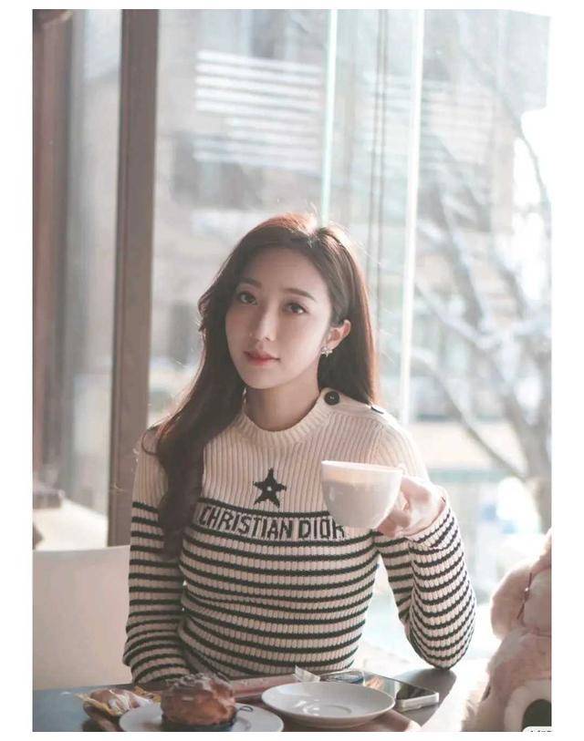 何依婷尽显优雅魅力最新近照曝光悠然自得乐在当下