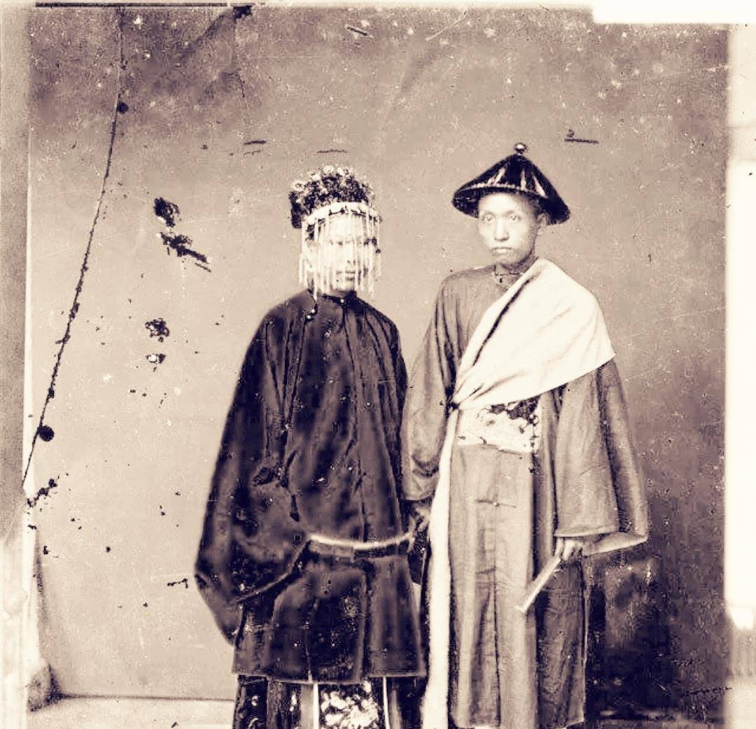 原创晚清罕见照片小脚女子穿袄裤亭亭玉立年轻神父用刀叉吃花生米