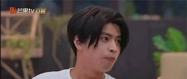 关键是表情还一本正经地哈哈哈哈.