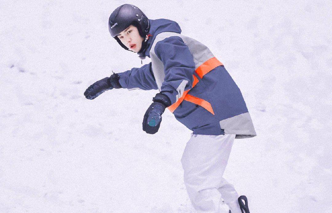 王一博"动漫摔"之后还有抿嘴系列,不允许"摩托姐姐"没看过