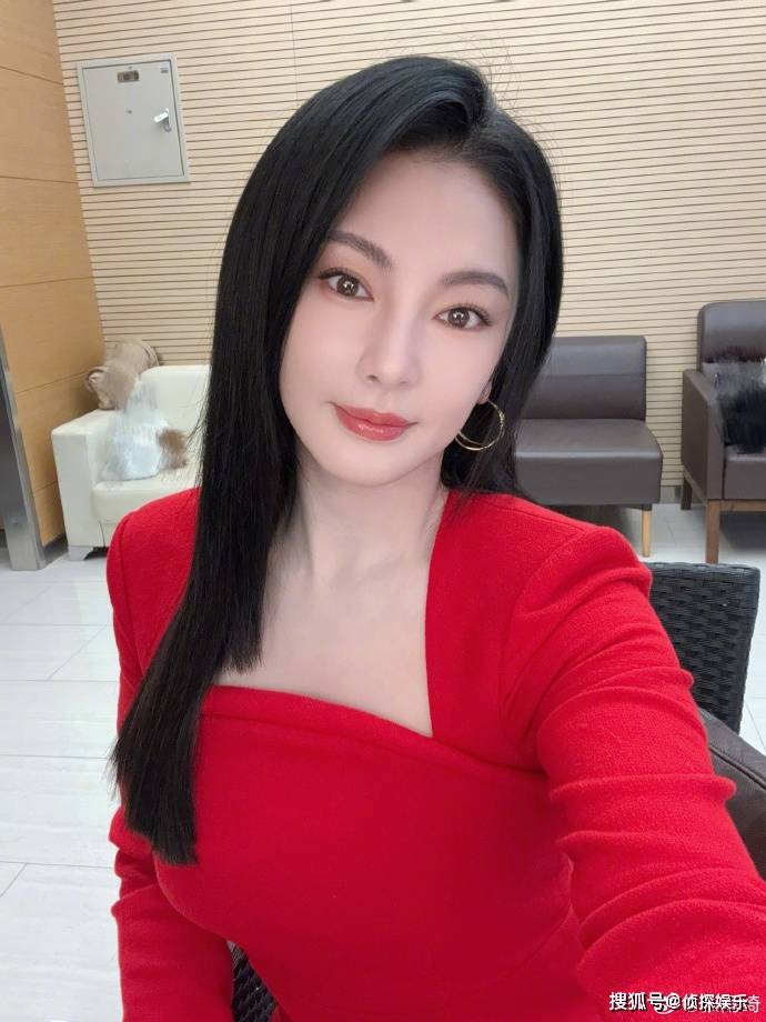 36岁张雨绮好耿直大方晒出腰间赘肉手捏游泳圈超接地气