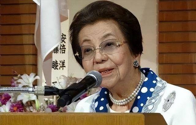 94岁的安倍洋子:丈夫67岁因癌去世,儿子安倍晋三67岁被当街枪杀