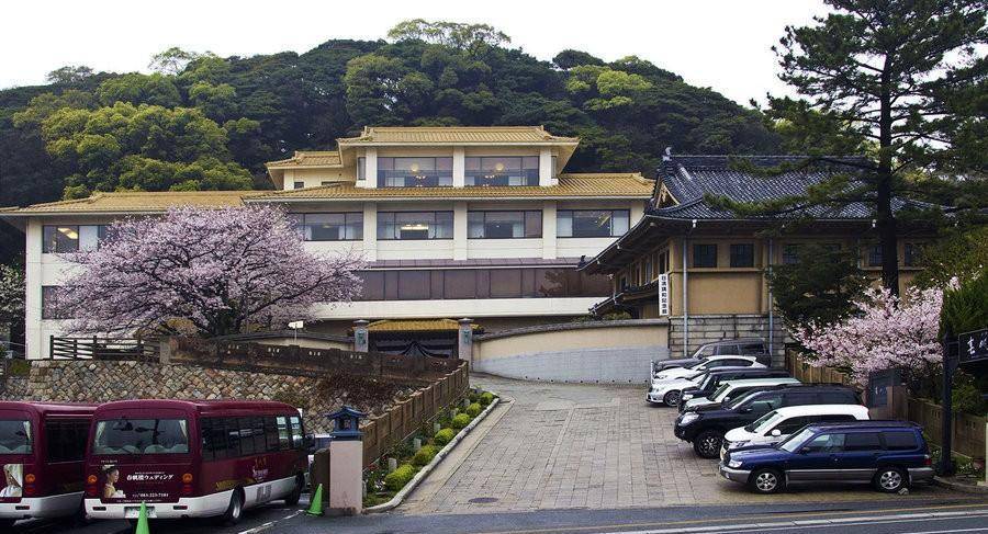 【春帆楼(右侧房屋,正对面是一家高级旅馆)】春帆