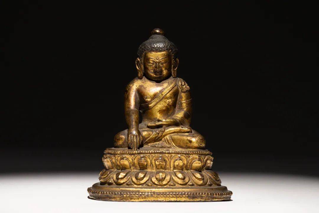 文为地,其上方饰夔龙纹,主体饰饕餮纹,炉体有出戟扉棱,突出鼎彝之特征