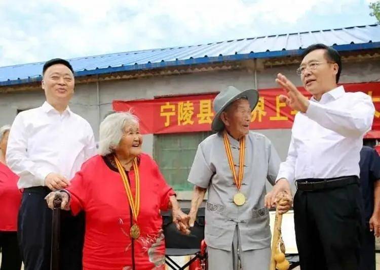 原创丈夫120岁妻子115岁生育9子女如今已六世同堂120多名后代