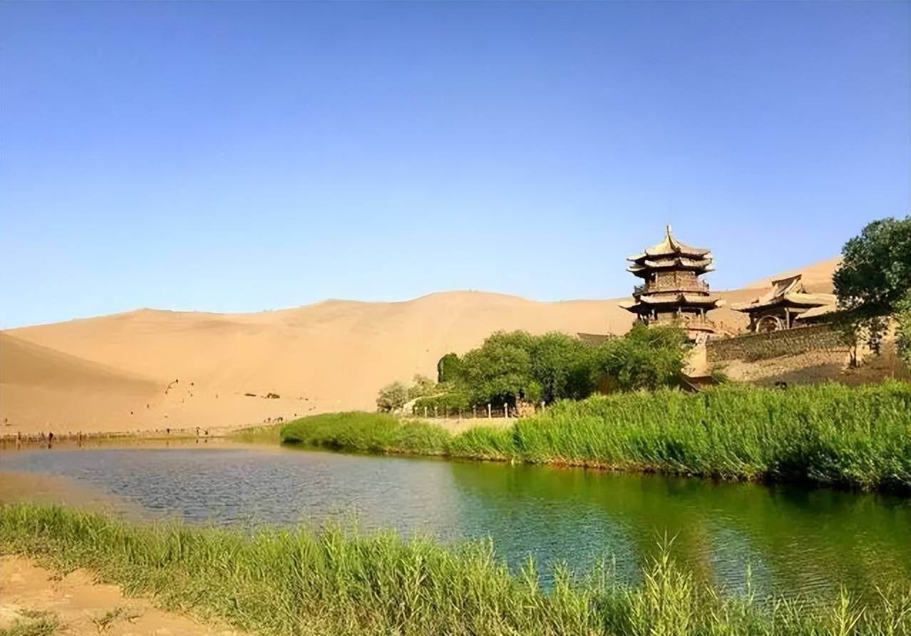 月牙泉为何千年不枯?投入几十亿进行修复,真的值得吗?