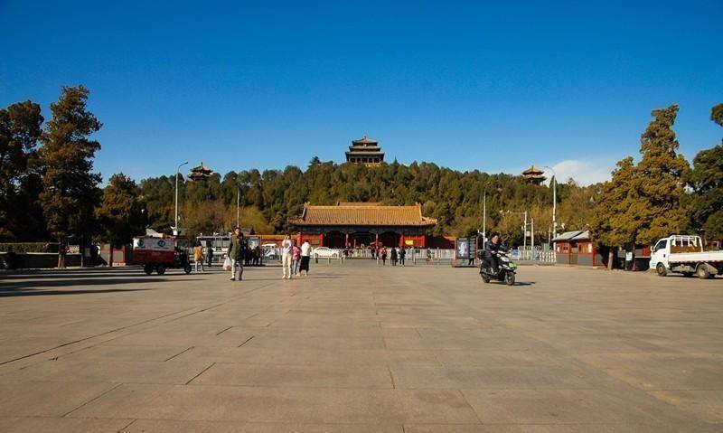 原创崇祯皇帝自缢处两块寒酸石碑一棵老歪脖子树充满了无尽悲壮