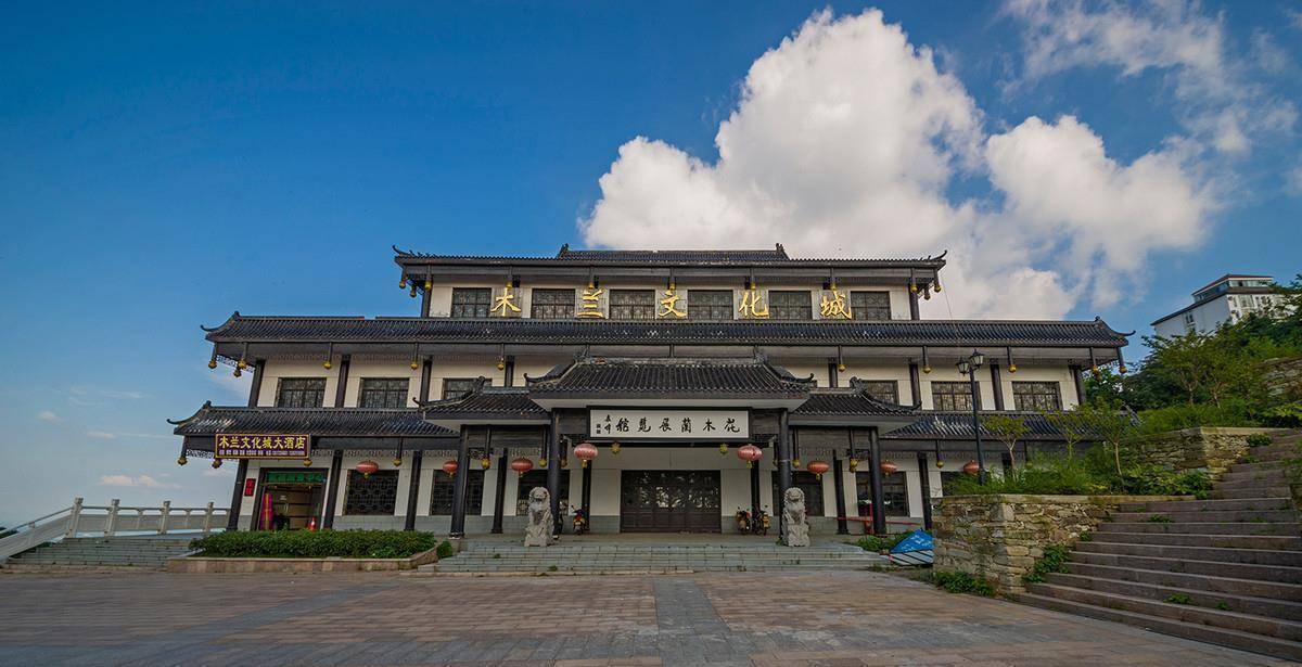 湖北武汉后花园,距市区1小时车程,人少景美,爬起来还不累_木兰山_花