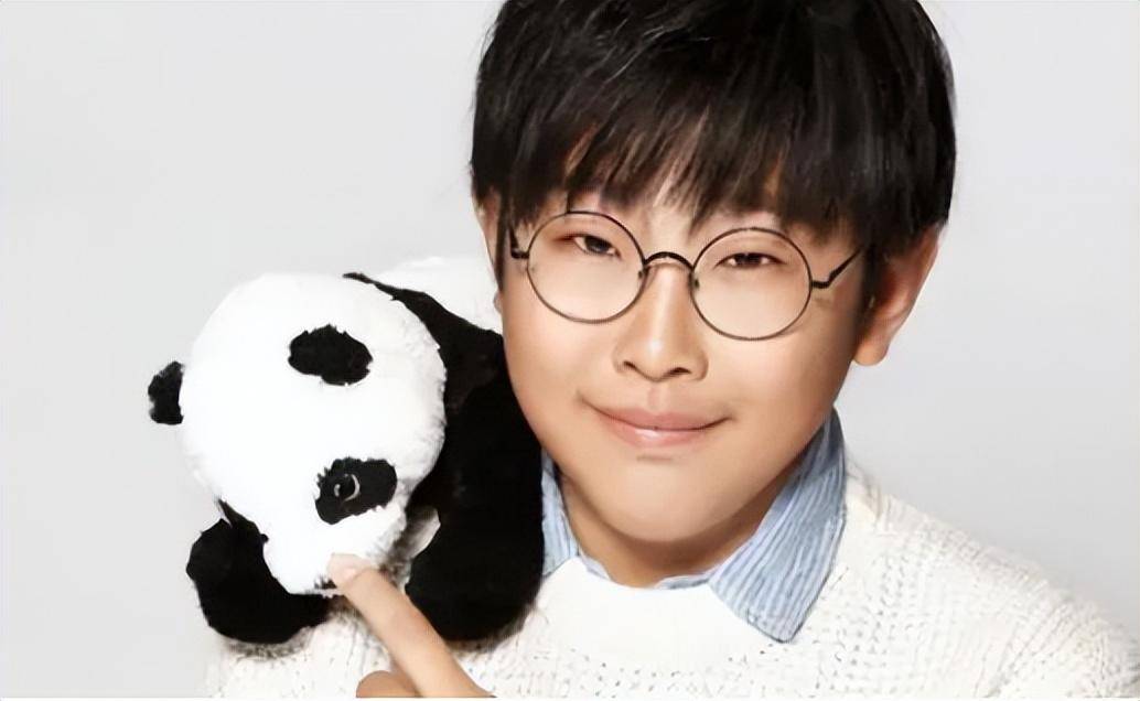 原创演员侯祥9岁停止发育36岁身高不到1米6和妻子同框像母子