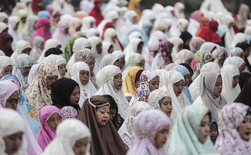 印尼民众身着传统服饰参加节日第一,印尼是个伊斯兰教穆斯林国家.