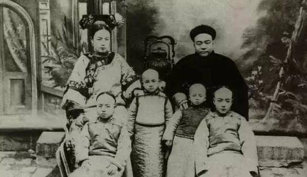 原创清朝官员子女的老照片图5是李鸿章和他大哥的家族合照
