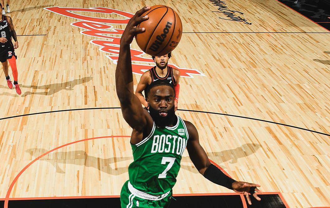 狂轰8连胜布朗33分凯尔特人将锁东部第1雷霆大胜守住西部第1