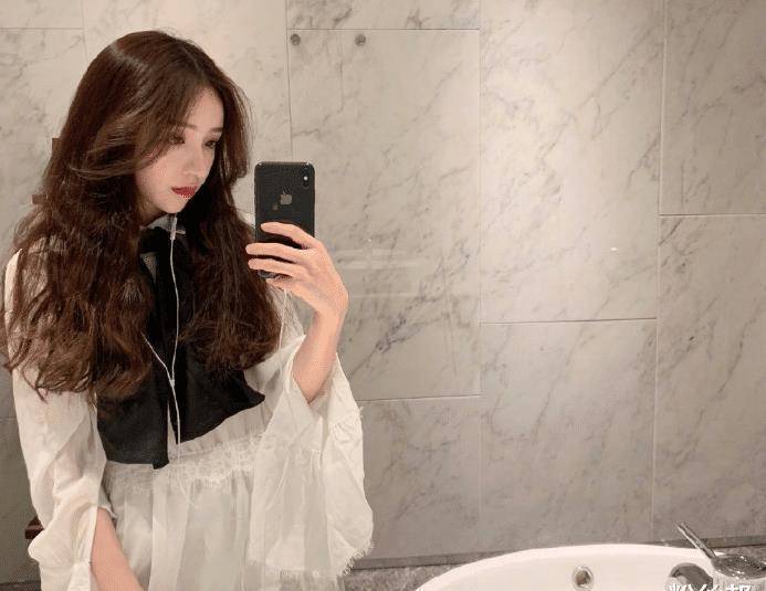 斗鱼周二珂迎来新榜一,为她豪刷15个"超火",该神