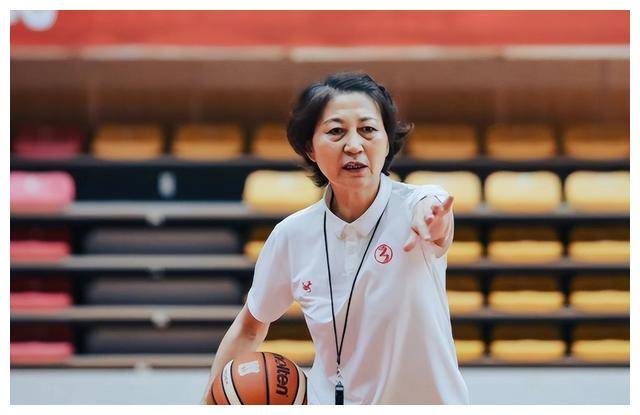 原创中国女篮迎新宝藏16岁2米28天才加入国青陈楠挂帅