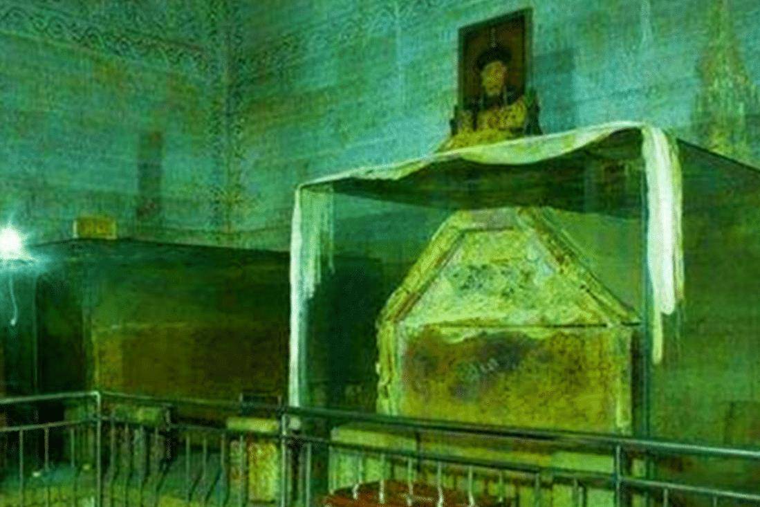 他们打开了咸丰皇帝和皇后萨克达氏的棺材,将里面的珍贵文物全部盗窃