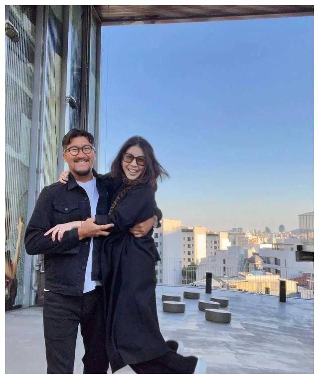 许茹芸庆祝韩国老公生日素颜50却似30岁夫妻同框像情侣